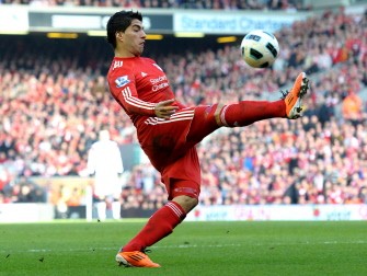 Liverpool's Luis Suárez controls the ball during the English Premier League football match between Liverpool and Manchester United. AFP