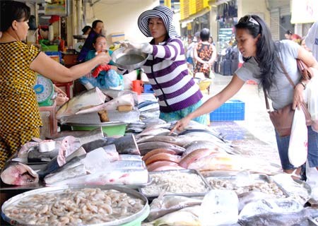Shoppers at Ho Chi Minh City's Ben Thanh market (Photo: SGGP)