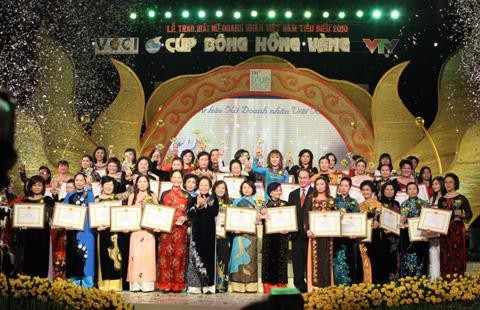 Outstanding Vietnamese women entrepreneurs of 2010 receive the Golden Rose Cup Award. (Photo: VNA)
