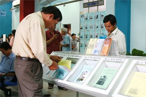 A man picks house profiles at a HCMC-based property consultancy office. Property brokers say investors are hunting medium- and low-cost houses (Photo:Minh Tri)