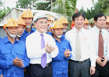 Permanent Deputy Prime Minister Nguyen Sinh Hung (2nd, L) along with engineers at the ground breaking ceremony of Co Chien Bridge (Photo: SGGP)