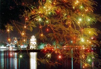 Hanoi will cut off 50 percent of street lightning during peak hours to save energy in dry season