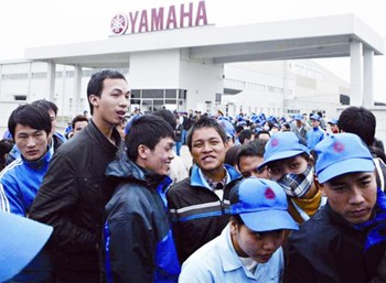 3,000 Striking workers at the Yamaha Motor Factory in Hanoi (Photo: Thanh Nien)
