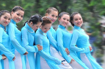 "Joy on festive day" "You’ve come back home" "Let’s study together" "Maternal love" "Three generations"