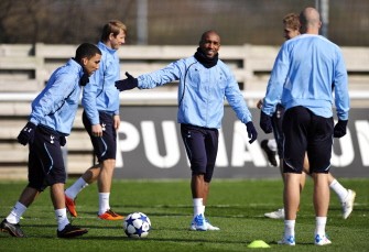 Tottenham Hotspur's English striker Jermain Defoe (C) attends a training session in preparation for the forthcoming UEFA Champions League round of 16, second leg football match against AC Milan at Tottenham's training ground, north London, on March 8, 2011. AFP