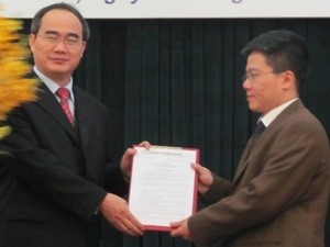Deputy Prime Minister Nguyen Thien Nhan gives the decision to appoint Prof. Nguyen Bao Chau to the post