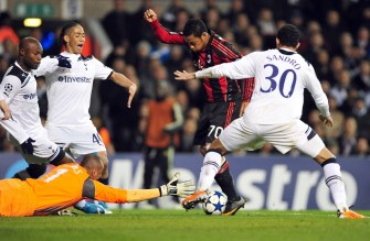 AC Milan's Robinho (2R) fights for the ball with Tottenham's Sandro (R) at White Hart Lane Stadium in London on March 9, 2011. AFP