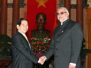President Nguyen Minh Triet (L) receives Paraguayan President Fernando Lugo Mendez in Ha Noi on March 9.