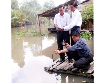 Officials gauging salinity levels in Hau Giang Province (Photo: SGGP)