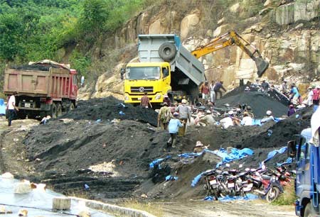 Trucks unloading nix waste over previous pile up (Photo: SGGP)