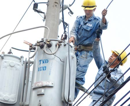 Electricians check a power grid in Ho Chi Minh City (Photo: SGGP)