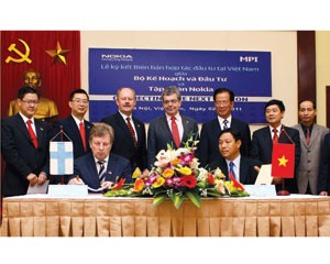 (Front line) Representatives of Nokia and the Vietnamese Ministry of Planning and Investment sign a memorandum of understanding marking the beginning of preparations for the planned factory in Hanoi on Mar. 2, 2011 (Photo: Vietnam Investment Review)