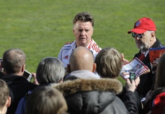Bayern Munich's coach Louis van Gaal signs autographs after a training session in Munich, southern Germany, on March 9, 2011. AFP