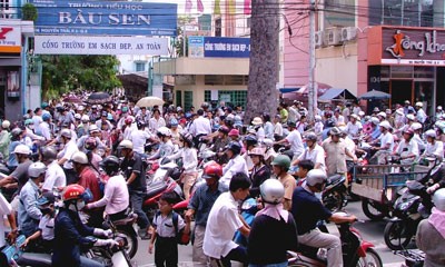 Daily chaotic congestion in front of Bau Sen primary school in District 5 (Photo:SGGP)