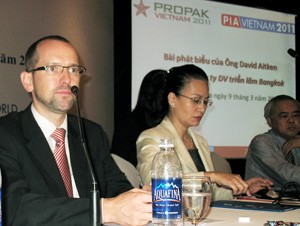 David Aitken (L), director of Bangkok Exhibition Services Ltd., speaks at a press conference in Ho Chi Minh City on Mar 9 about Propak Vietnam 2011 and PIA Vietnam 2011 (Photo: Tuong Thuy)