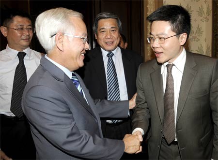Professor Ngo Bao Chau (R) meets with Ho Chi Minh City chairman Le Hoang Quan at his visit to the city People's Committee on March 10 (Photo: SGGP)