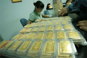 View of mini gold bars covered in small plastic packs at a HCMC-based jewelry shop. Experts recommend traders should be cautious in the precious metal’s price movement this year (Photo:Minh Tri)