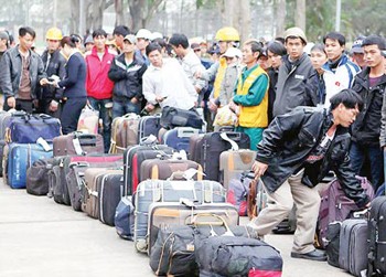 People returning from Libya at Noi Bai International Airport in Hanoi (Photo: SGGP)