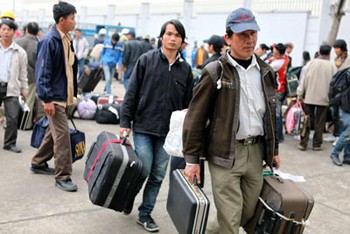 Final evacuees returning from Libya on March 9 (Photo: SGGP)