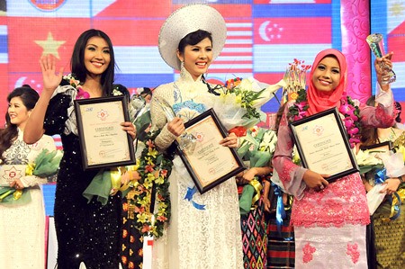 Miss Brunei Putri Norizah Binti Ibnoriza (Extreme R) is crowned Miss ASEAN TV Charming 2011. (Photo:SGGP)