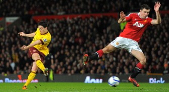 Arsenal's Samir Nasri (L) shoots past Manchester United's Darron Gibson (R) during the FA Cup quarter-final between Manchester United and Arsenal on March 12, 2011. AFP