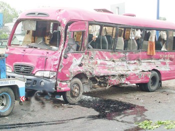 The crushed bus after the accident caused by a container truck (Photo: SGGP)