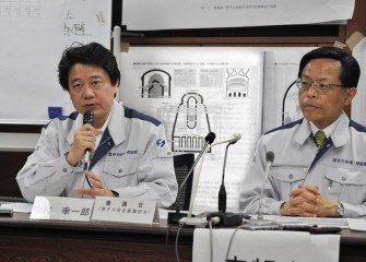 Japan's Nuclear and Industry Sefety Agency chief Koichiro Nakamura (L) holds a press conference about another explosion at Tokyo Electric Power Co's (TEPCO's) Fukushima number 1 Daiichi nuclear plant in Tokyo on March 15, 2011. AFP