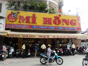 Mi Hong gold shop in Binh Thanh District used to be very crowded everyday, but the trading is almost deserted now due to the central bank’s tight policies on gold and dollar (Photo:Minh Tri)