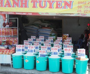 View of a rice shop in Binh Thanh District. Experts recommend farmers should not sell their crops at low prices as the global agricultural product price is surging (Photo:Minh Tri)