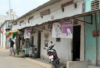 Tenants of rental rooms pay a very high electricity rate set by owners (Photo: SGGP)