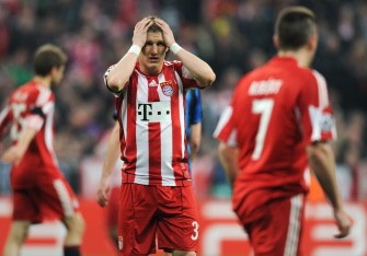 Bayern Munich's midfielder Bastian Schweinsteiger (C) holds his head next to Bayern Munich's French midfielder Franck Ribery (R) during the match between Bayern Munich and Inter Milan. AFP