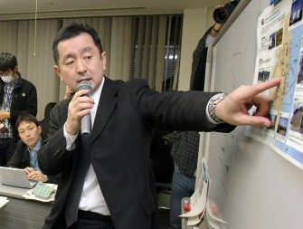An employee for Tokyo Electric Power Co explains about a fire at the Fukushima No.1 power plant in Fukushima a news conference at the company's headquarters in Tokyo on March 16, 2011. AFP