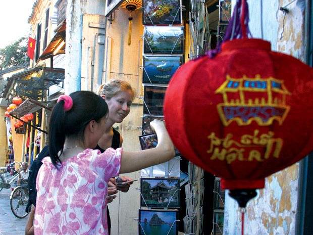 A Russian tourist buys souvenirs at a gift shop in Mui Ne.