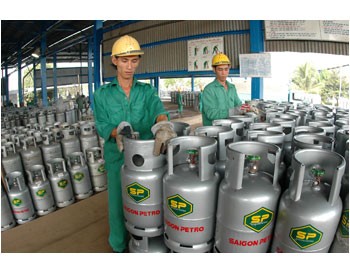 Saigon Petro is the only gas enterprise who doesn't increase gas prices at the current time. (Photo: Viet Dung/SGGP)