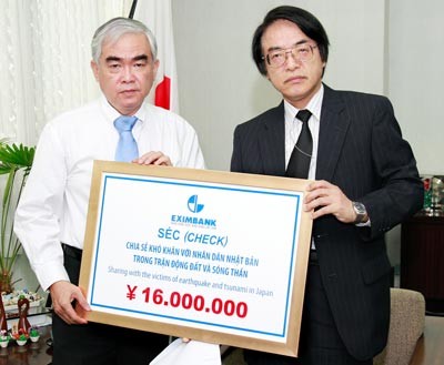 Eximbank Chairman Le Hung Dung (L) offers VND4 billion ($200,000) to suport Japanese victims.(Photo:SGGP)