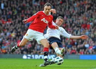 Bolton Wanderers' defender Gary Cahill (R) vies with Manchester United's striker Dimitar Berbatov (L) during the game. AFP