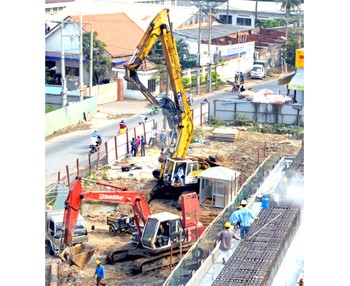 The Tan Son Nhat - Binh Loi outer ring road is under construction in HCMC (Photo: SGGP)