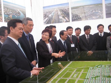 (File photo) Vietnamese Prime Minister Nguyen Tan Dung (1st, L) and his Singapore counterpart Lee Hsien Loong (2nd, L) at the ground-breaking ceremony of the Vietnam-Singapore Industrial Park in the northern city of Haiphong in Oct. 2010