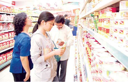 Shoppers at a Lotte Mart supermarket in Ho Chi Minh City (Photo: SGGP)