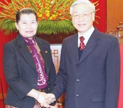 Party General Secretary Nguyen Phu Trong (right) meets Cambodian Deputy Prime Minister Men Sam An in Ha Noi