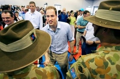 AFP - Britain's Prince William (C) winds up his Australian tour Monday with a visit to flood-hit parts of Victoria