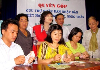 People donating for Japanese victims at the HCMC Red Cross (Photo: SGGP)