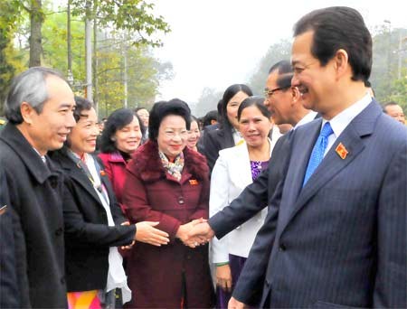 Prime Minister Nguyen Tan Dung (R) meets deputies at the ninth session of the 12th National Assembly in Hanoi on March 21 (Photo: SGGP).
