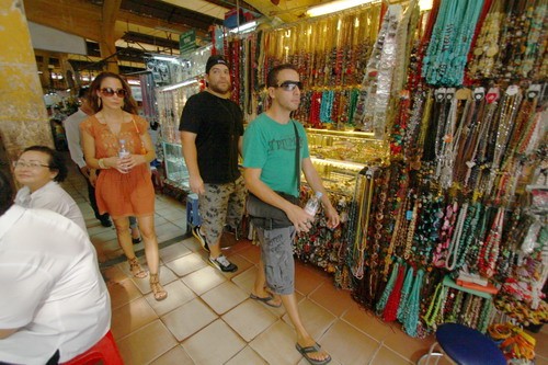 Howie Dorough and his wife tour Ben Thanh market (Photo: Thanh Nien Newspaper)