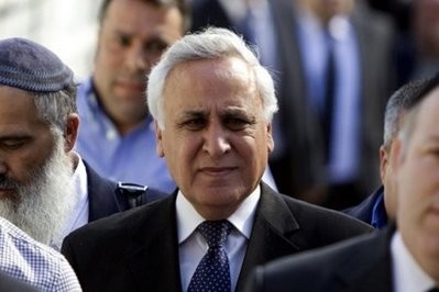 AFP - Former Israeli president Moshe Katsav (C) arrives at the district court in Tel Aviv.