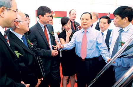 HCMC authorities and First Solar executives at the ground breaking ceremony (Photo: SGGP)