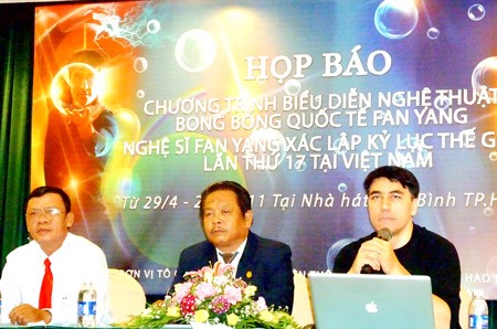 Bubble artist Fan Yang (extreme R) at the press conference. (Photo:SGGP)