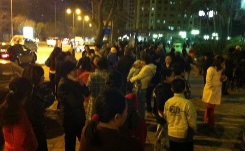 Agitated people rush outside in the Trung Hoa - Nhan Chinh urban area, southwest Hanoi at night, March 24, 2011. (Photo:Vietnamnet)