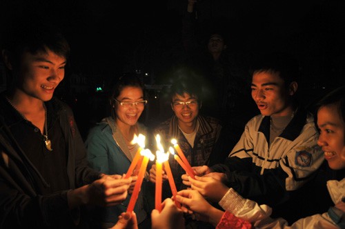 Young people joins the Earth Hour 2010 in Hanoi.