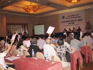 Shareholders vote at the annual general meeting of the oil drilling firm PV Drilling (PVD) in HCMC (Photo:Minh Tri)
